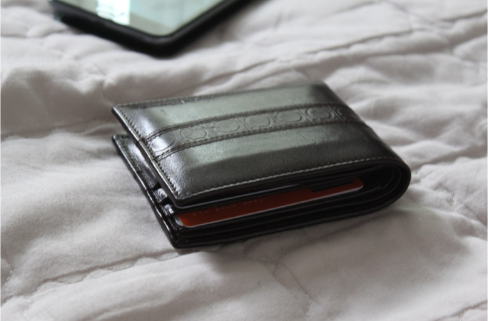 財布がかさばる！長財布にするか、二つ折りにするかで迷ったとき